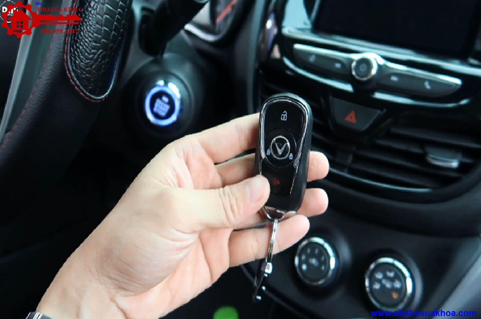 Chìa khoá smartkey ô tô hết pin phải làm sao để khởi động xe?