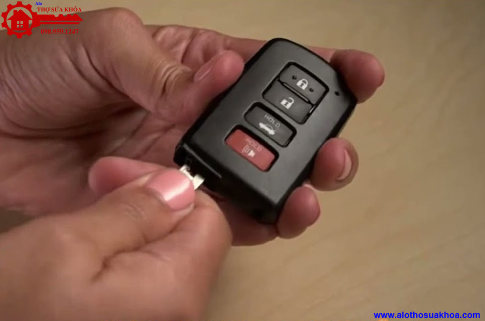 Thay pin chìa khóa xe Toyota Hilux chính hãng và Dấu hiệu báo pin yếu