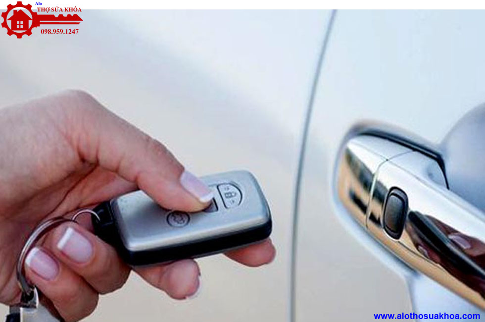 Thay pin chìa khóa xe Toyota Hilux chính hãng và Dấu hiệu báo pin yếu