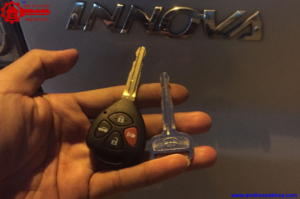Làm chìa khóa Toyota Innova uy tín giá tốt nhất tại nhà