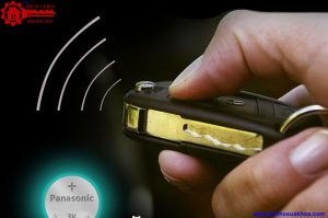 Chìa khoá xe Camry hết pin phải làm sao để khởi đông xe?