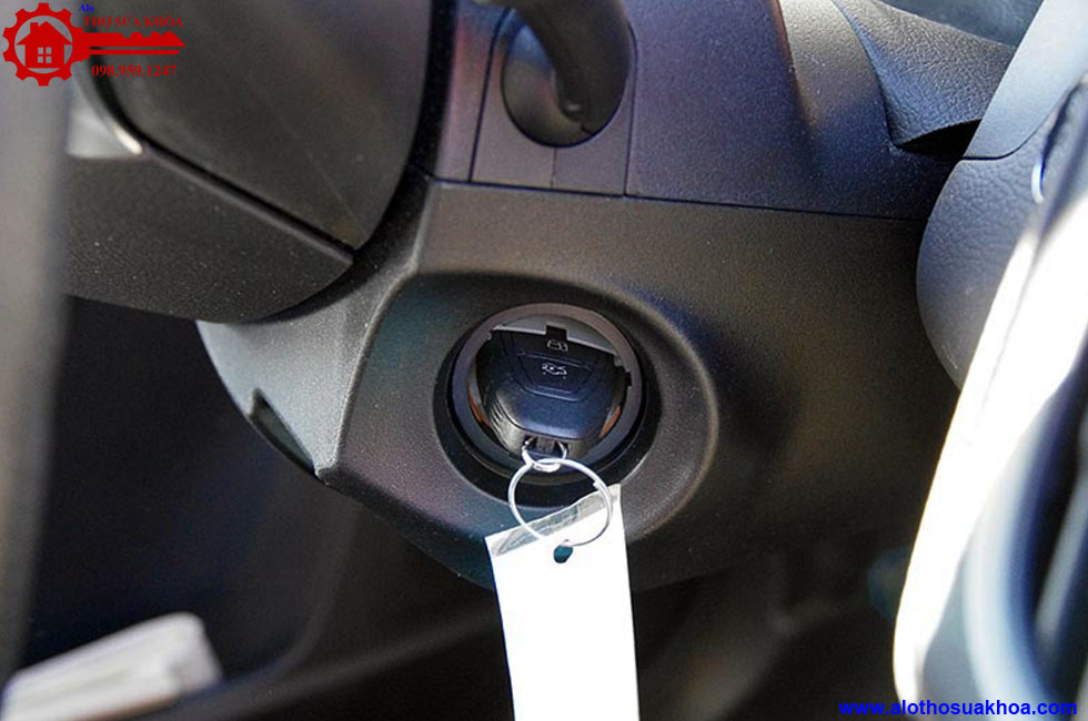 Chìa khoá xe Camry hết pin phải làm sao để khởi đông xe?