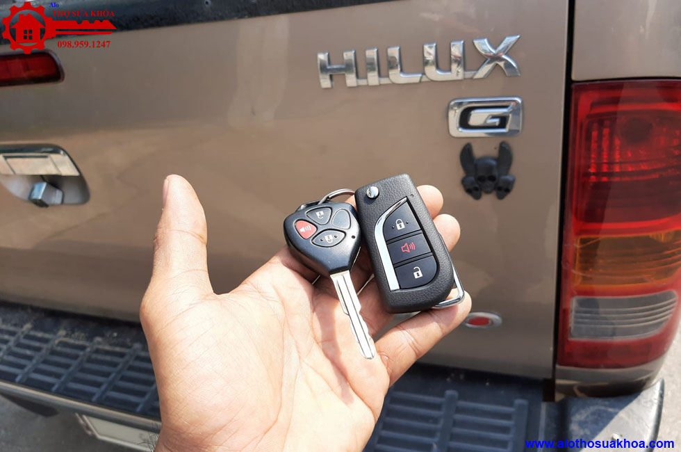 Sửa thay độ làm chìa khóa xe Toyota Hilux uy tín chất lượng tại nhà