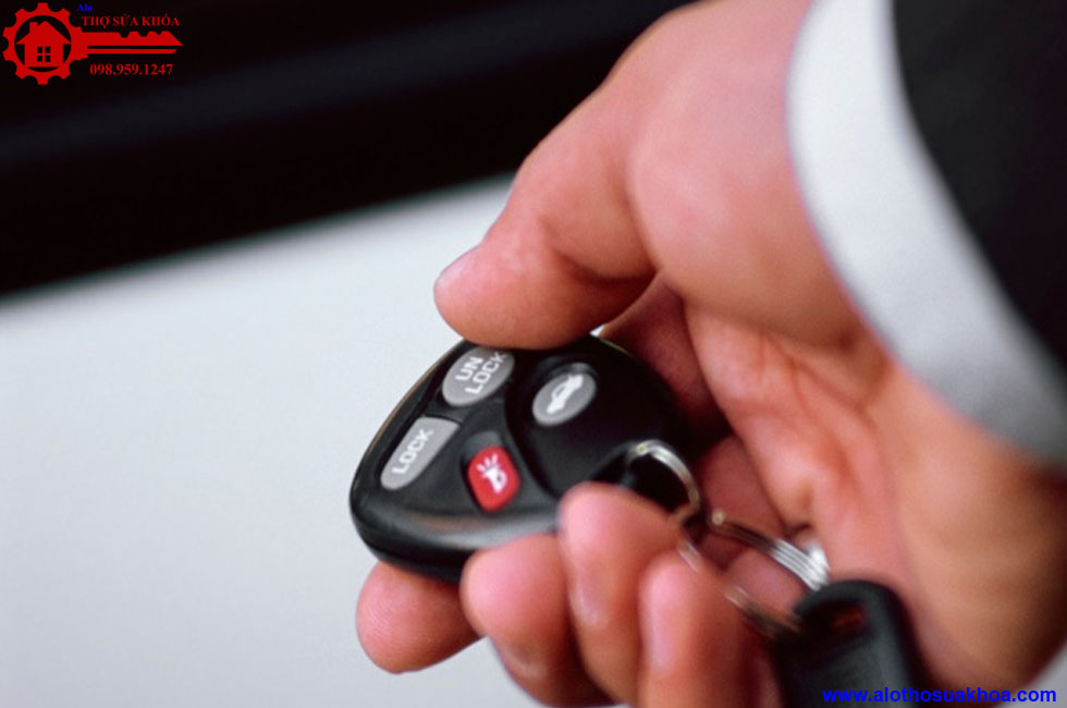 Thay pin chìa khóa ô tô giá rẻ tại nhà sau 15' liên hệ