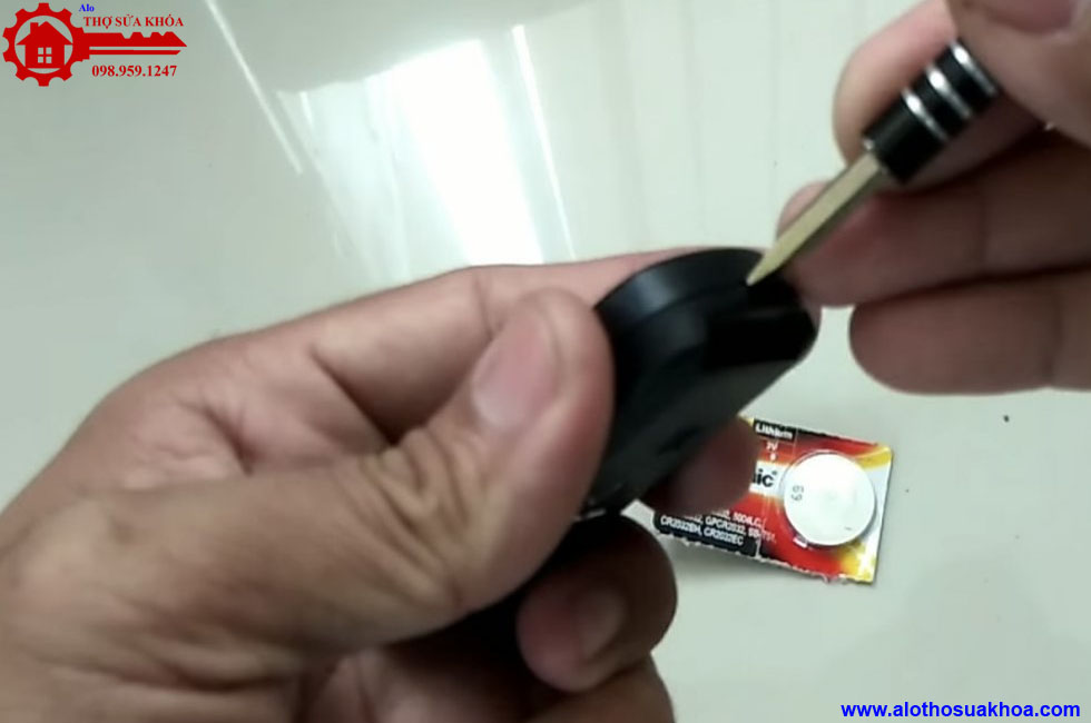 Cách thay pin chìa khoá ô tô Corolla Altis đơn giản nhất tại nhà