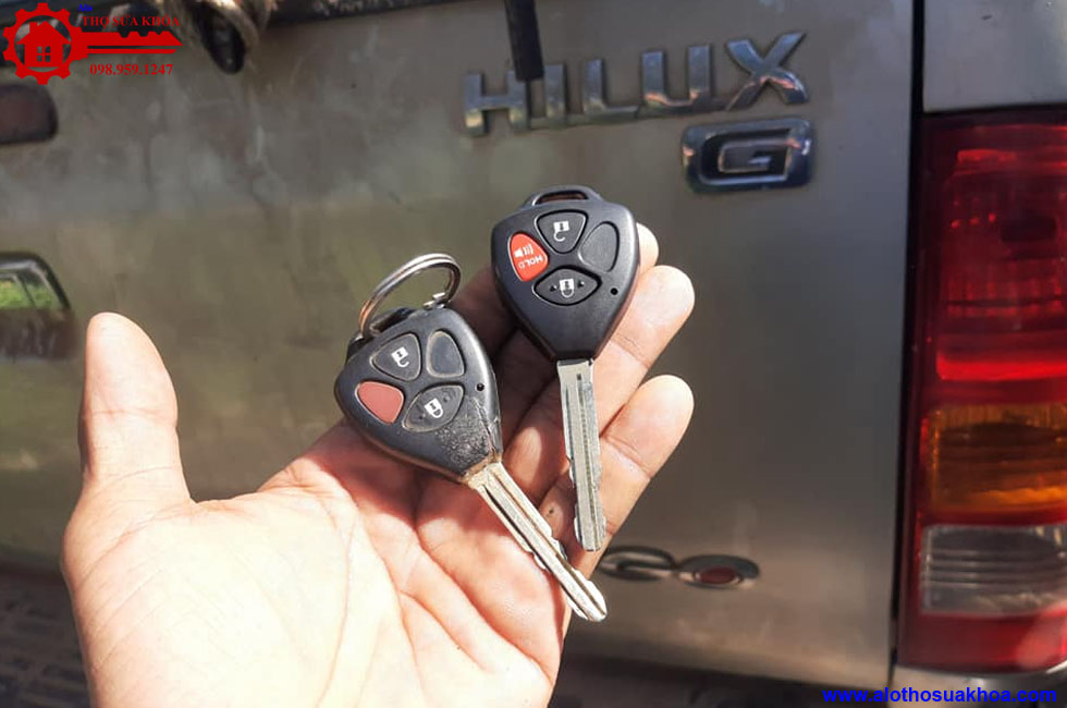 Sửa thay độ làm chìa khóa xe Toyota Hilux uy tín chất lượng tại nhà