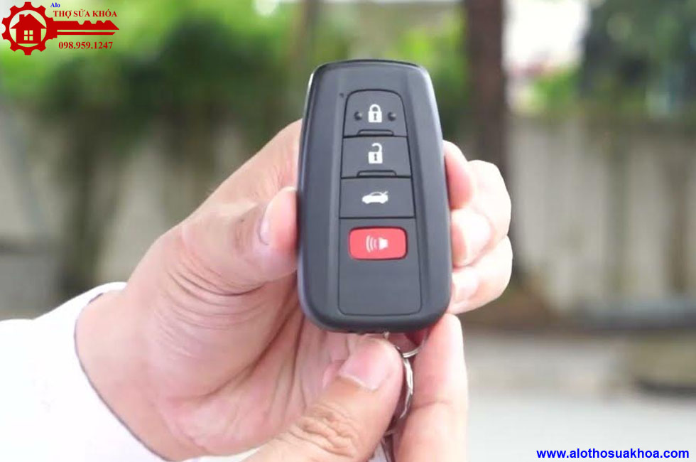 Cách thay pin chìa khoá ô tô Corolla Altis đơn giản nhất tại nhà