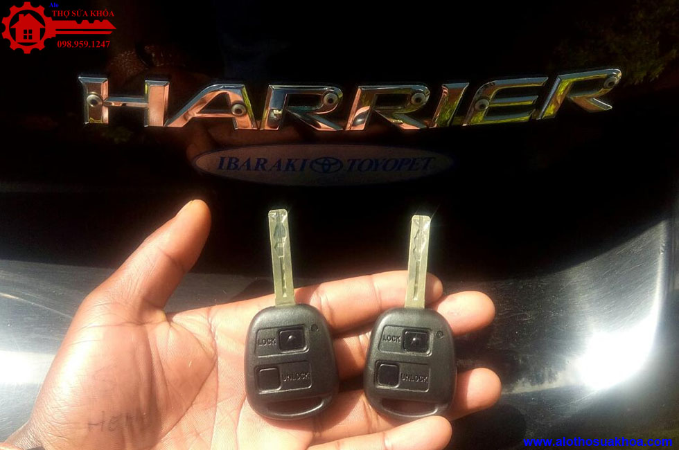 Làm chìa khóa xe Toyota Harrier nhận chìa ngay giá tốt nhất 24/7