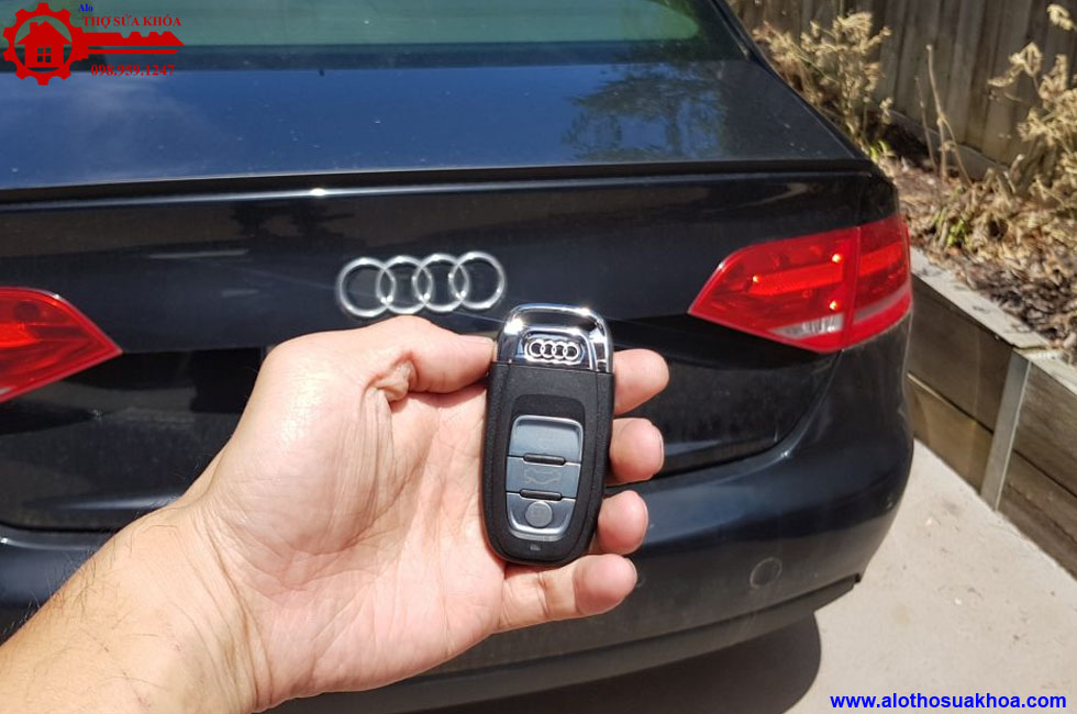 Cài đặt Làm chìa khóa xe Audi A8 chính hãng miễn phí lắp đặt