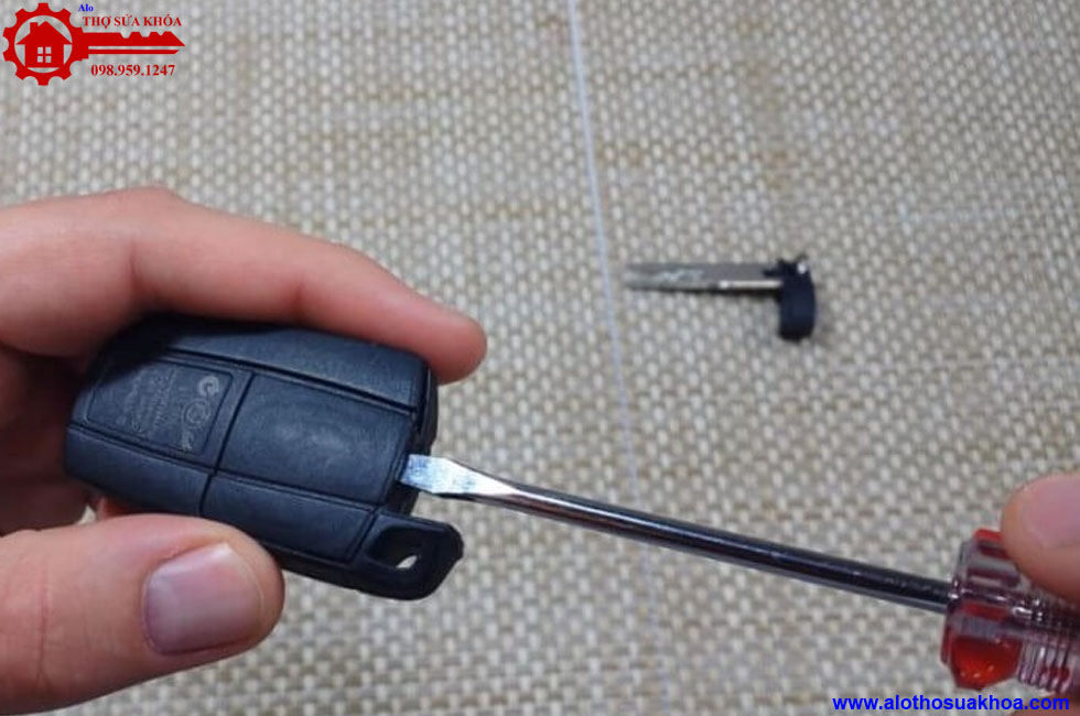 Thay pin chìa khóa xe ôtô BMW chính hãng nhập khẩu giá rẻ nhất
