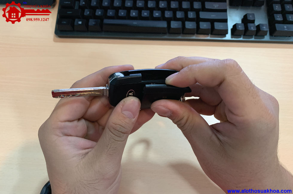 Cách thay pin chìa khóa xe ôtô Kia 