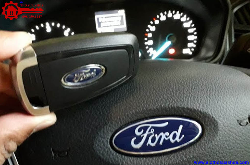 Cách thay pin chìa khoá xe Ford đơn giản nhất giao pin tận nơi