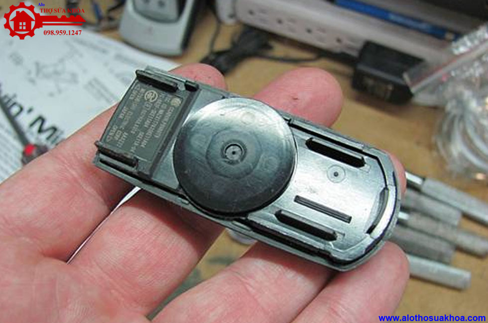 Quy trình thay pin chìa khóa xe Mazda