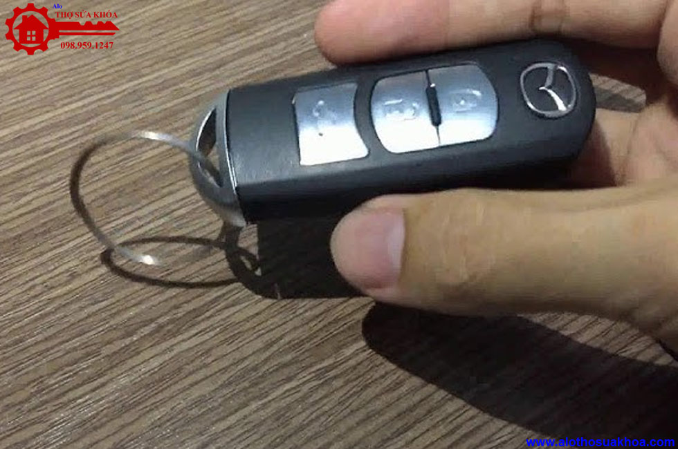Quy trình thay pin chìa khóa xe Mazda
