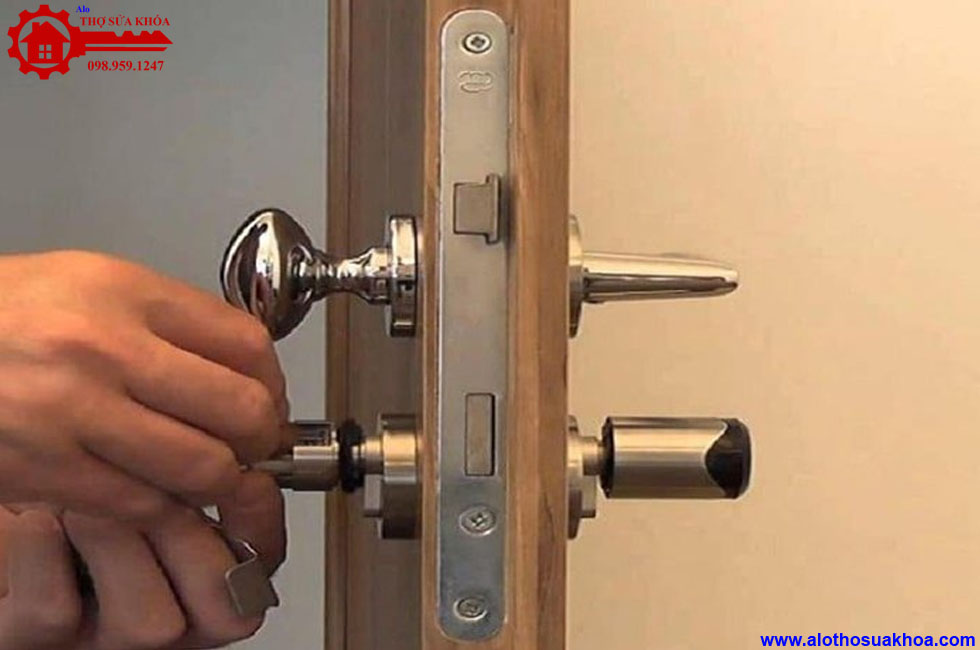 Hướng dẫn cách thay ổ khóa cửa gỗ 