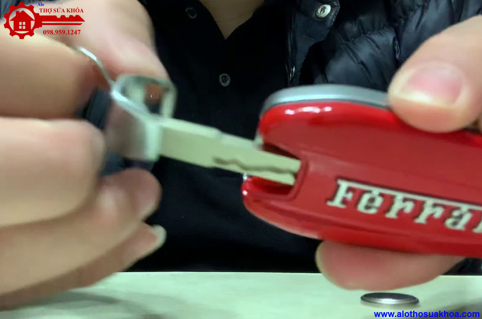 Cách thay pin chìa khóa xe Ferrari tốt nhất giao Pin tận nơi