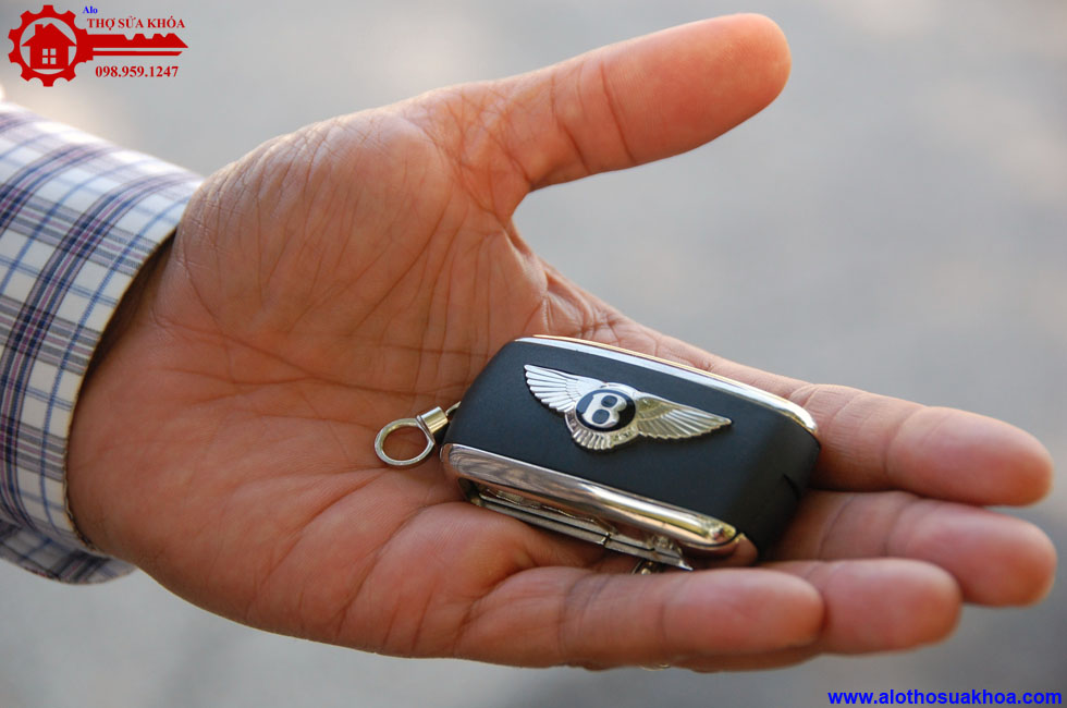 Cách thay pin chìa khoá xe Bentley đơn giản nhất giao pin tận nơi
