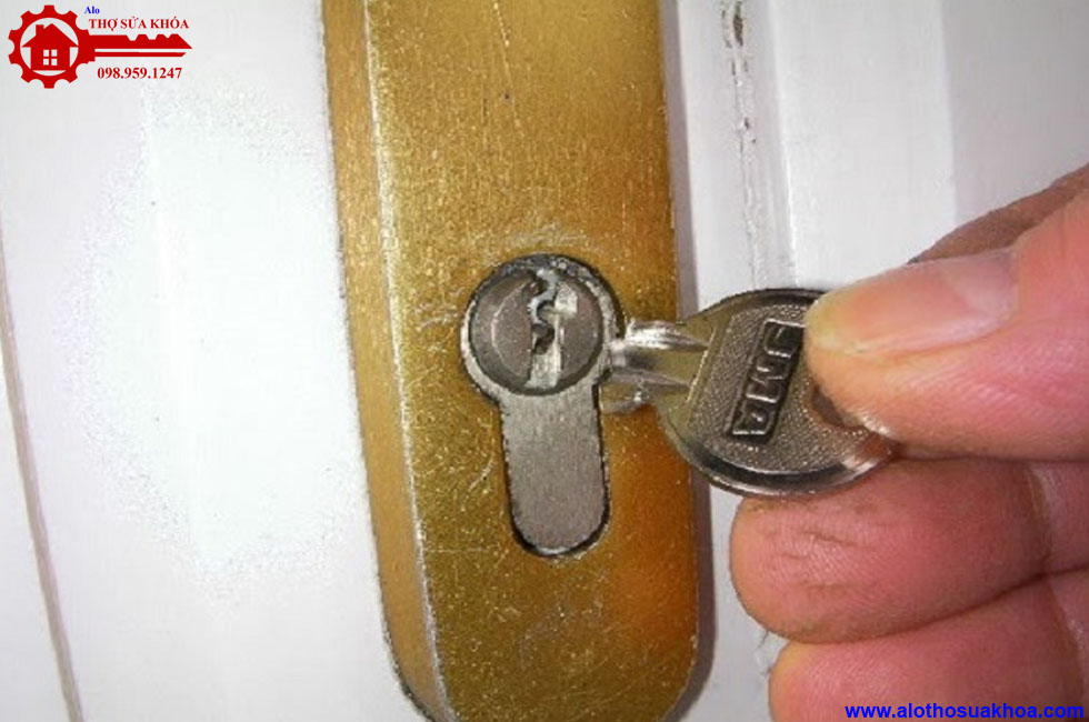 Cách lấy chìa khóa bị gãy