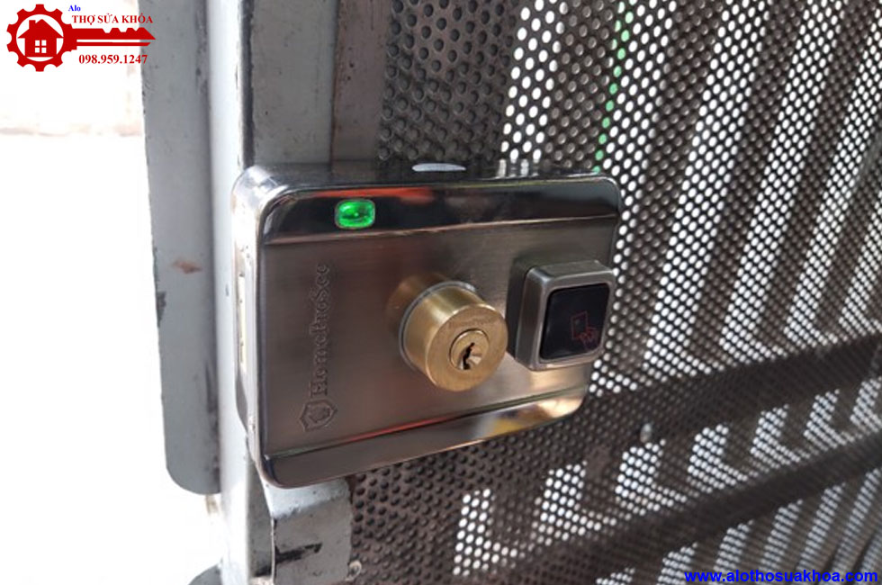 Khóa cửa cổng bằng vân tay ngoài trời dùng pin