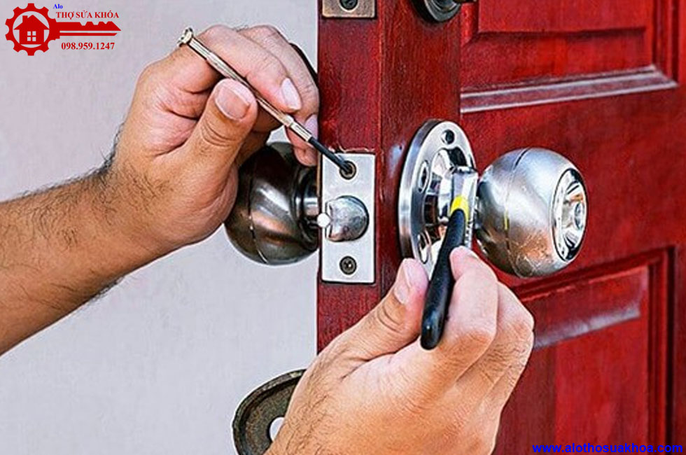 Cách thay ổ khóa cửa gỗ