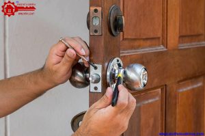 Cách thay ổ khóa tay nắm tròn cửa gỗ đơn giản nhất