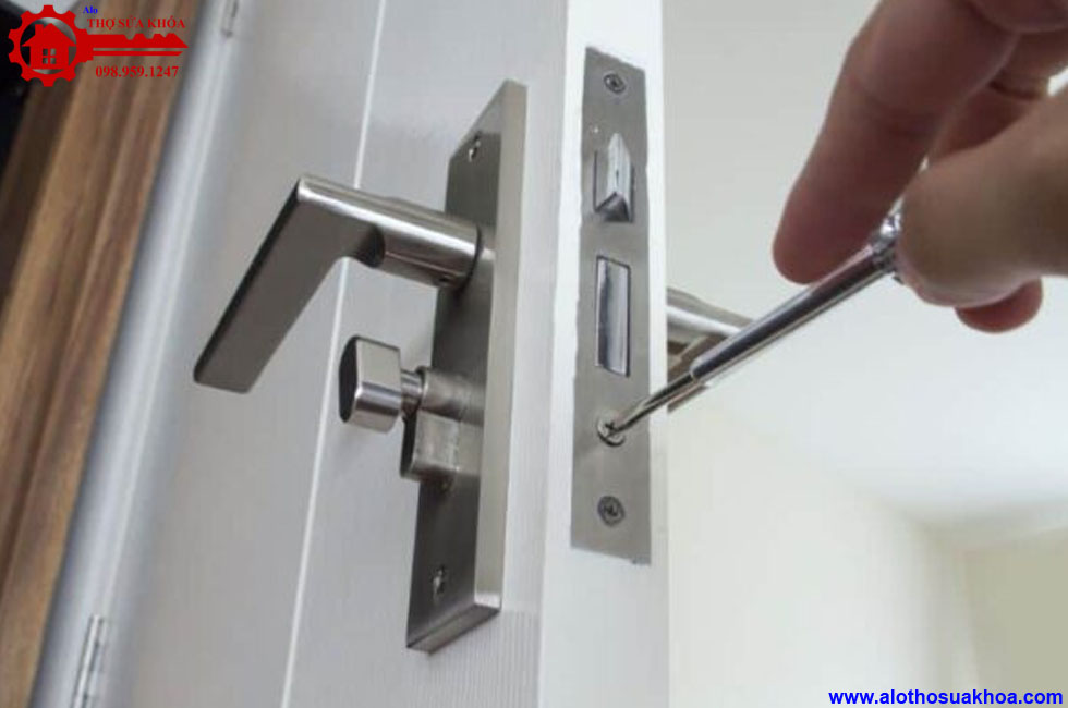 Cách lắp khóa tay gạt cửa nhôm