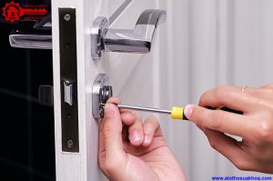 Cách lắp khóa tay gạt cửa nhôm đơn giản nhất