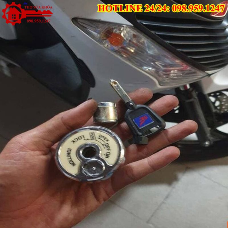 Xe máy đang đi bị rớt chìa khóa